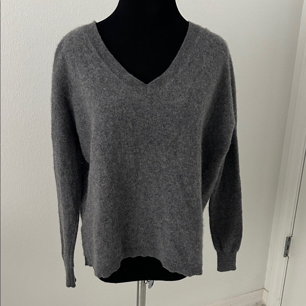 KIER + J Charcoal V-Neck Sweater 100% Cashmere
